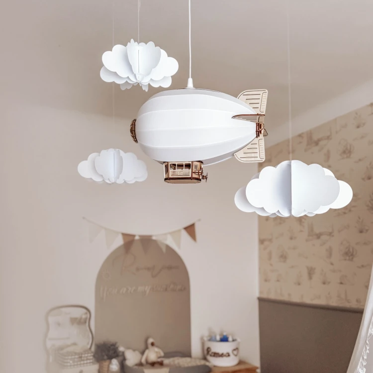 Lampa sterowiec do pokoju dziecięcego – delikatne, ciepłe światło